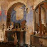 Ai nostri lati spuntano teche in legno fortemente deteriorate chiuse da ante prive di vetro, un tempo adibite per l�esposizione di oggetti sacri e statue di santi oggi conservate nella chiesa della Madonna di Loreto e sostituite pi� poveramente da sagome in cartone di personaggi del presepe
